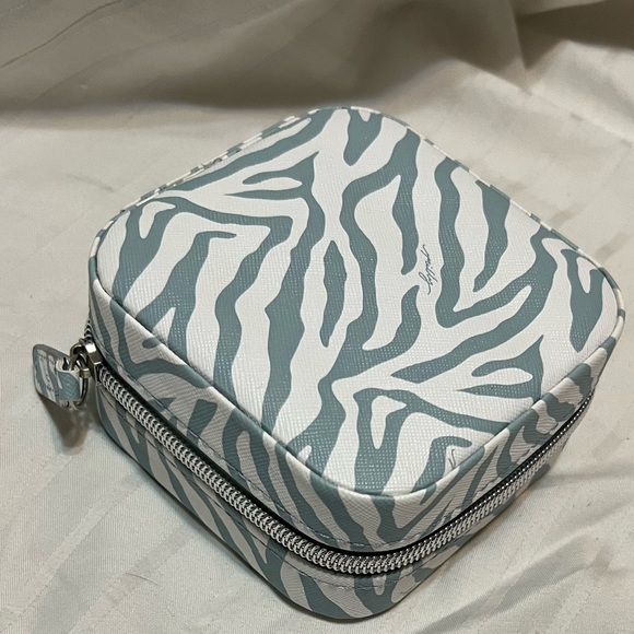 White and Gray Jewelry Box - Picture 5 of 5